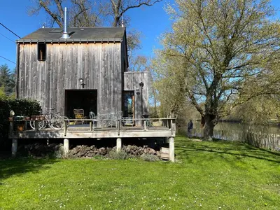 Jardin de l'établissement Une jolie Maison en bois au bord de l'Indre