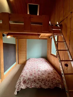 Un ou plusieurs lits dans un hébergement de l'établissement Une jolie Maison en bois au bord de l'Indre