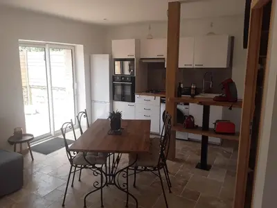 Cuisine ou kitchenette dans l'établissement Cottage 10 minutes from Chinon