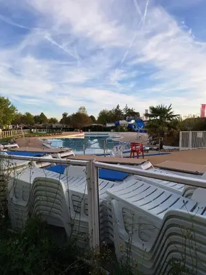 Piscine de l'établissement Mobile home 2chs 4à5 pers 32m2 entre Châteaux et Zoo de Beauval ou située à proximité
