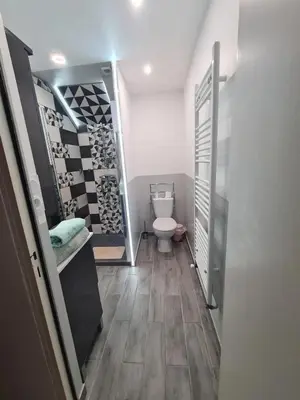 Salle de bains dans l'établissement Maison accueillante à Clermont-Créans, 70m² avec jardin