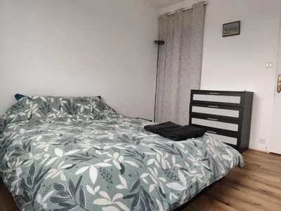 Un ou plusieurs lits dans un hébergement de l'établissement Maison 3 chambres Le Mans, proche circuit