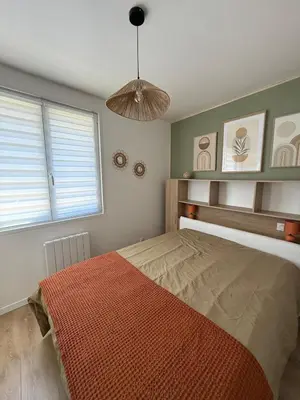 Un ou plusieurs lits dans un hébergement de l'établissement Fully equipped one-bedroom apartment, unpack your bags