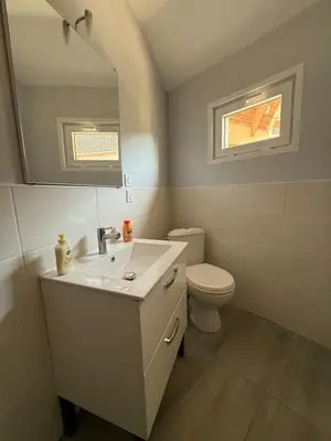Salle de bains dans l'établissement Fully equipped one-bedroom apartment, unpack your bags