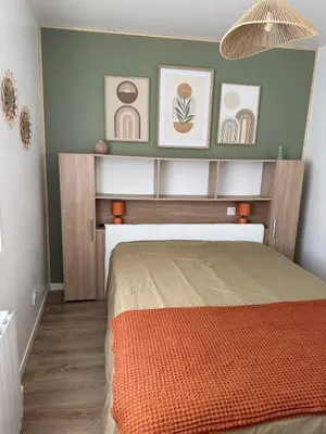 Un ou plusieurs lits dans un hébergement de l'établissement Fully equipped one-bedroom apartment, unpack your bags