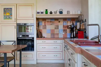 Cuisine ou kitchenette dans l'établissement Grande maison familiale 15 p entre Azay et Chinon