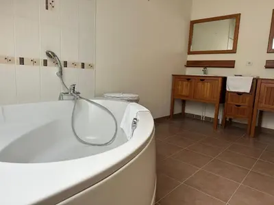 Salle de bains dans l'établissement Villa Belvédère - Jacuzzi, Billard, Garage & Vue