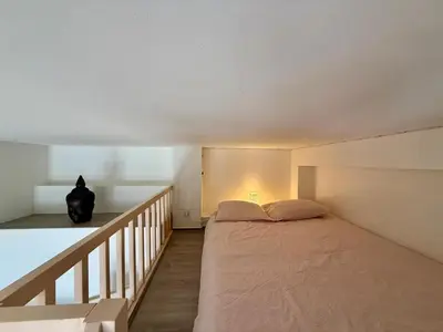 Un ou plusieurs lits dans un hébergement de l'établissement Studio cosy avec mezzanine et parking proche centre