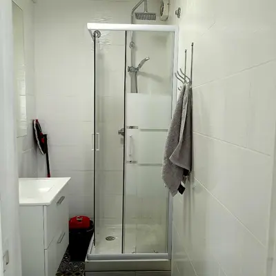 Salle de bains dans l'établissement MAISON spacieuse