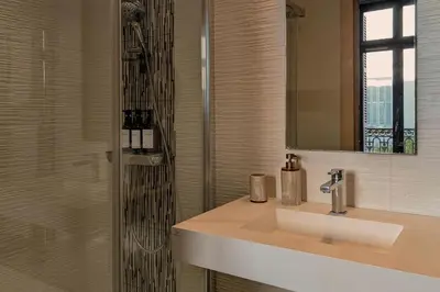 Salle de bains dans l'établissement Le Balcon de la Joconde - PrestiPlace Collection
