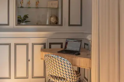 Télévision ou salle de divertissement dans l'établissement Le Balcon de la Joconde - PrestiPlace Collection