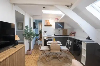 Cuisine ou kitchenette dans l'établissement Comfort and Video Projector Close to Downtown