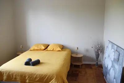 Un ou plusieurs lits dans un hébergement de l'établissement Maison tuffeau classée 3 étoiles - billard, jeux & jardin