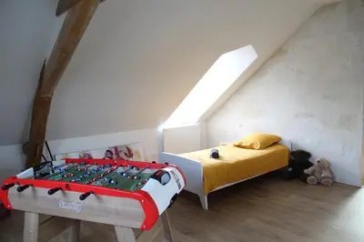 Un ou plusieurs lits dans un hébergement de l'établissement Maison tuffeau classée 3 étoiles - billard, jeux & jardin