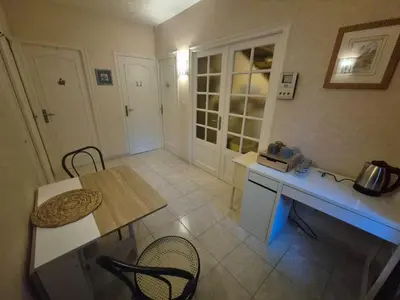 Cuisine ou kitchenette dans l'établissement Chambre bleu dans un appartement independant de l habitation