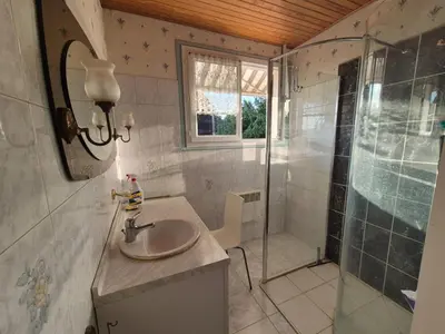 Salle de bains dans l'établissement Chambre bleu dans un appartement independant de l habitation