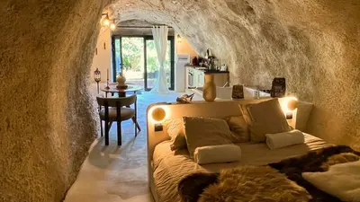 Coin salon dans l'établissement SUITE KHALEESI - Troglodyte - Balnéo 2 places