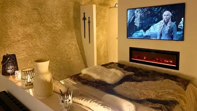 Télévision ou salle de divertissement dans l'établissement SUITE KHALEESI - Troglodyte - Balnéo 2 places