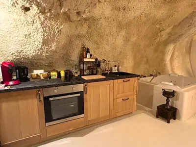 Cuisine ou kitchenette dans l'établissement SUITE KHALEESI - Troglodyte - Balnéo 2 places