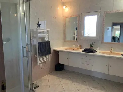 Salle de bains dans l'établissement Chambre d'Hotes au Haras des Fenucy