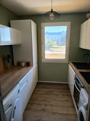 Cuisine ou kitchenette dans l'établissement Grand appartement T2 cosy 4 personnes Proche Tours Centre
