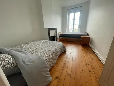 Un ou plusieurs lits dans un hébergement de l'établissement Appartement lumineux avec cour privée 2 chambres 6 personnes plein centre