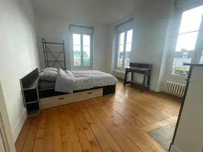 Un ou plusieurs lits dans un hébergement de l'établissement Appartement lumineux avec cour privée 2 chambres 6 personnes plein centre