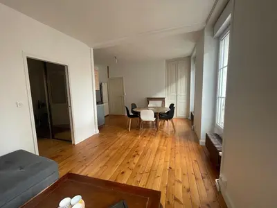 Coin salon dans l'établissement Appartement lumineux avec cour privée 2 chambres 6 personnes plein centre