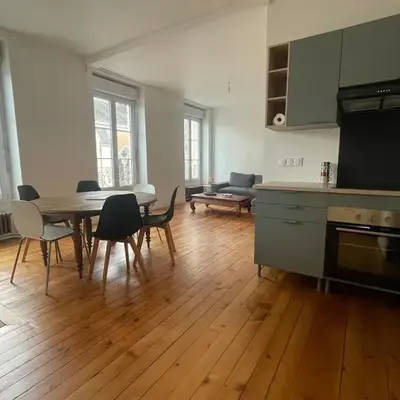 Appartement lumineux avec cour privée 2 chambres 6 personnes plein centre