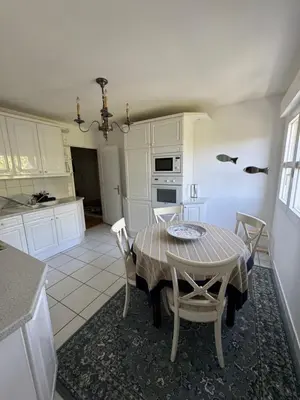 Cuisine ou kitchenette dans l'établissement Calme et élégance au cœur de Tours