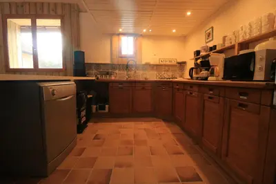 Cuisine ou kitchenette dans l'établissement Gîte familial 15 personnes