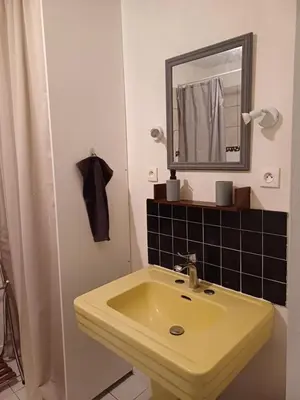 Salle de bains dans l'établissement Logement tout équipé centre ville