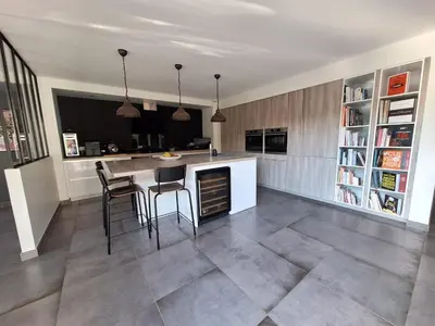 Cuisine ou kitchenette dans l'établissement Parenthèse contemporaine - Élégance et nature - 15 min du Circuit des 24h