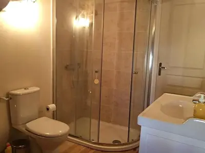 Salle de bains dans l'établissement 3Bedrooms-Sleeps6-WiFi-Fireplace