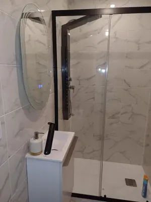 Salle de bains dans l'établissement Sobre, soft, accueillant, centre-ville