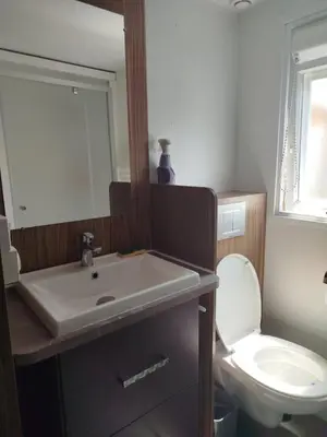 Salle de bains dans l'établissement Domaine de Dugny mobile home confortable