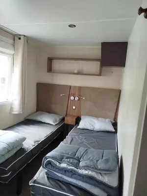 Un ou plusieurs lits dans un hébergement de l'établissement Domaine de Dugny mobile home confortable