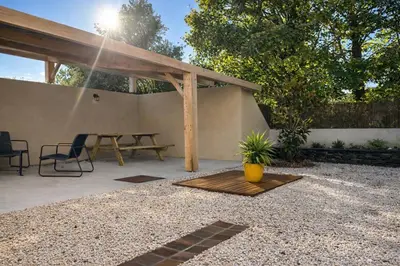 Terrasse ou espace extérieur de l'établissement Maison cosy au cœur des vignobles Le Roujou