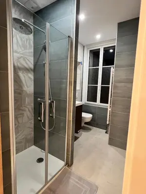 Salle de bains dans l'établissement Belle Maison tout confort bord de Loire