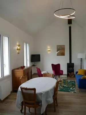 Télévision ou salle de divertissement dans l'établissement Le Paon du jour en Touraine
