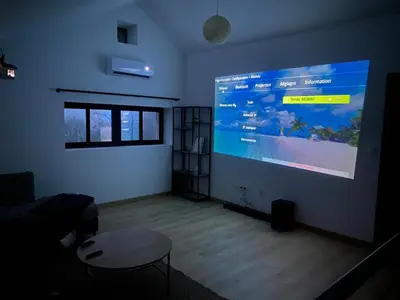 Télévision ou salle de divertissement dans l'établissement Maison en pierre, proche du Futuroscope
