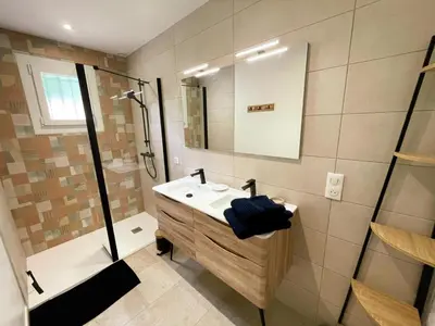 Salle de bains dans l'établissement Gîte tout confort avec jardin clos à Pocé-sur-Cisse - FR-1-381-630