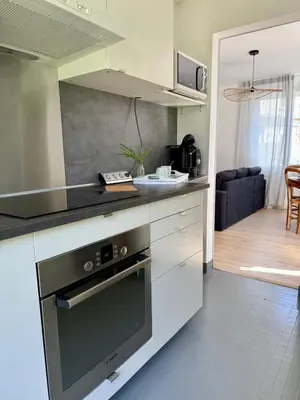 Cuisine ou kitchenette dans l'établissement Charmante maison calme proche gare TGV Saint-Pierre-des-Corps
