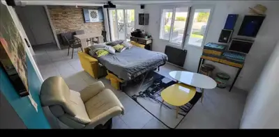 Télévision ou salle de divertissement dans l'établissement Maison proche du circuit des 24H du Mans