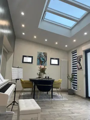 Coin salon dans l'établissement Maison Chic à 10min du circuit des 24H