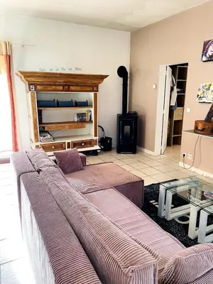 Coin salon dans l'établissement Maison de campagne sarthoise