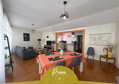 Coin salon dans l'établissement Relais des Arts, très spacieux et lumineux centre ville thouars