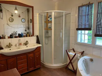 Salle de bains dans l'établissement Chambres dans maison avec piscine toboggan aquatique et spa