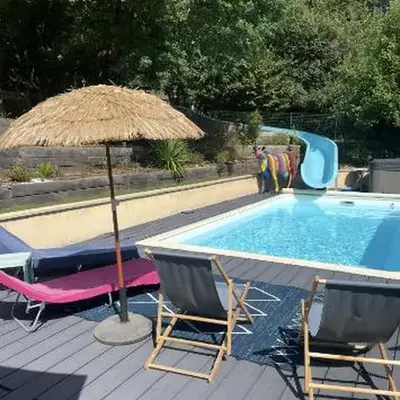 Chambres dans maison avec piscine toboggan aquatique et spa