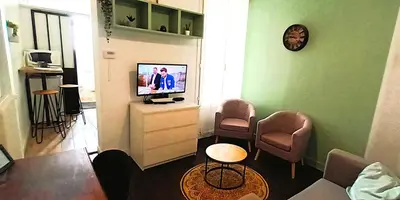 Télévision ou salle de divertissement dans l'établissement Le Joli Vert - T2 - Cosy - Wifi - TV - Lave-linge